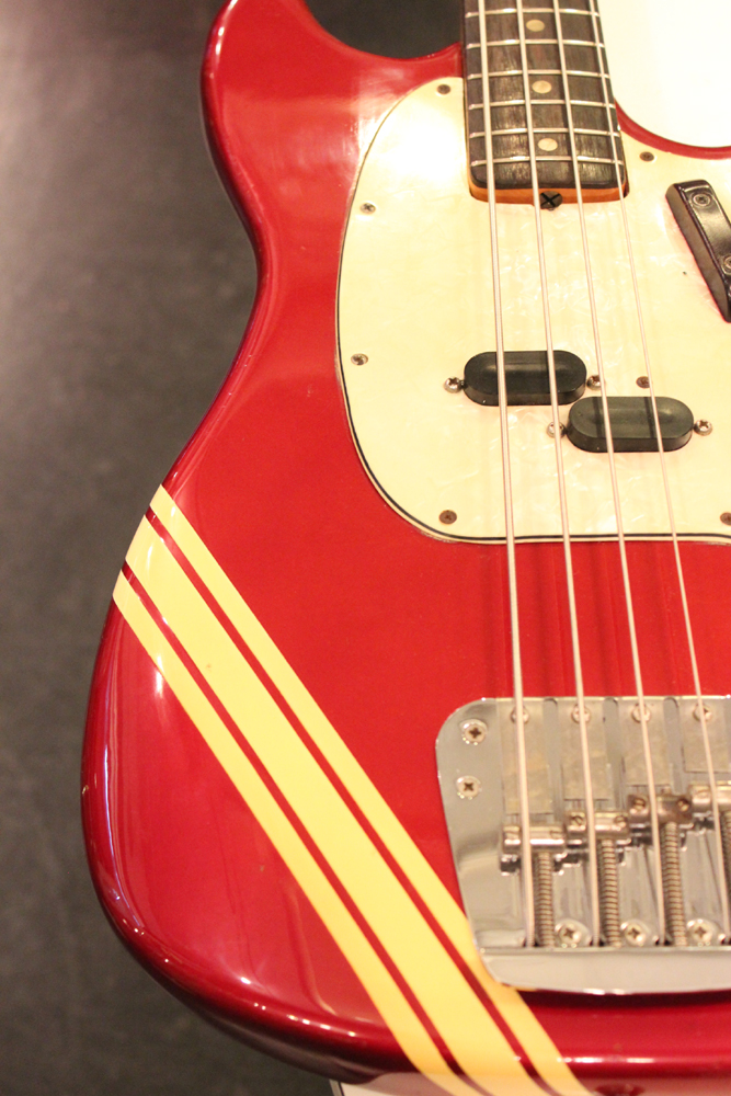 Fender '73 Mustang - コンペティション レッド - ハイパー