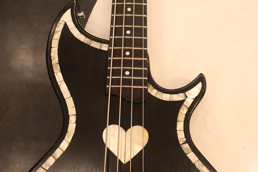 Zemaitis 1978y[Custom Deluxe Bass[“Wood Front with Heart